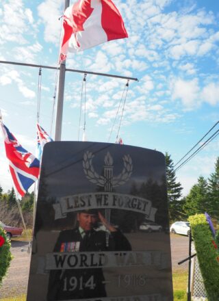 Rochelle Heudes devant le monument du jour du Souvenir 2022. — PHOTO(S) - Vanessa Roy-Savoie