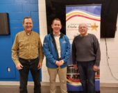 De gauche à droite : Clermont Charland, président du centre communautaire Étoile de l’Acadie, Colton LeBlanc, ministre des Affaires acadiennes et de la Francophonie, et Bernard LeVert, administrateur pour le centre communautaire Étoile de l’Acadie. — PHOTO - Gracieuseté