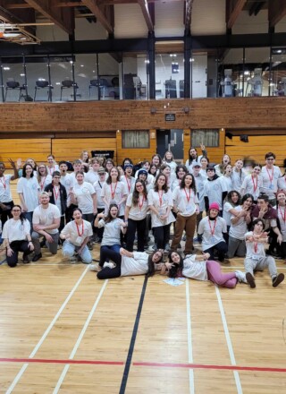 Une photo prise avec plus de 60 jeunes lors du Rassemblement jeunesse provincial qui a eu lieu en Clare à l’Université Sainte-Anne et l’École secondaire de Clare du 9 au 11 décembre 2022. En 2022, le CJP a organisé d’autres activités en présentiel, dont une formation du conseil de direction (CJP dans le bois) et une tournée des écoles. La prochaine activité à l’horaire est une rencontre sociale et créative qui aura lieu du 10 au 12 février au Lunenburg School of the Arts. L’initiative a pour objectif de permettre aux jeunes francophones du secondaire d’explorer différentes disciplines et de socialiser en français. — PHOTO - Conseil jeunesse provincial