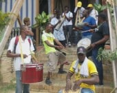 Troupe de musiciens de style « rara » répétant pour le carnaval 2020 en Haïti. — PHOTO(S) - Erwin509 (Wikimedia)