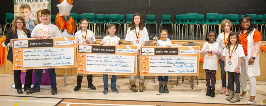 Épelle-Moi Canada vient de dévoiler les gagnants de son concours régional tenu le 7 mars à l’école Sainte-Félicité de Clarence Creek. De gauche à droite, on reconnait la présidente du comité régional Manon Girard, Noah Bouchard, 1re place du cycle intermédiaire, Jade Lamoureux, 2e place du cycle moyen, Émeric Desbiens 1re place du cycle moyen, Qi Yuan Yao,  2e place du cycle intermédiaire, Éloïse Carrara, 1re place du cycle primaire, Louana Irutingabo, 3e place du cycle primaire, Vicky Glaude, 3e place du cycle intermédiaire, Joève Lavoie, 2e place du cycle primaire et la fondatrice, présidente et directrice générale d’Épelle-Moi Canada, Dorine Tcheumeleu.—photo fournie — photo Gregg Chamberlain