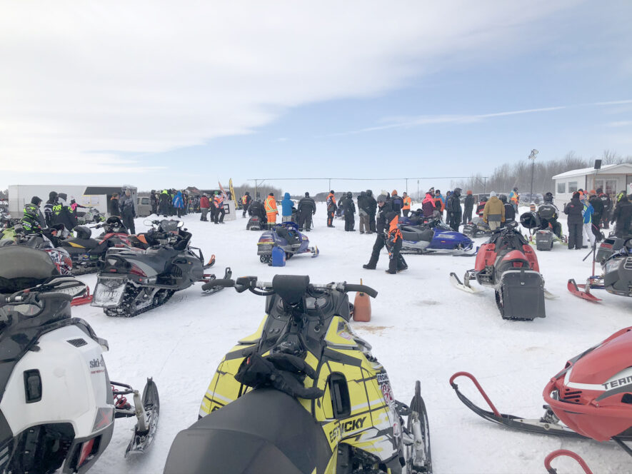 Une participation spectaculaire pour le Drag sur neige 2020 à Saint-Eugène, malgré le temps glacial qu’il faisait en cette journée ensoleillée: 525 spectateurs, 31 bénévoles et 68 compétiteurs — photo Cristiana Mandru
