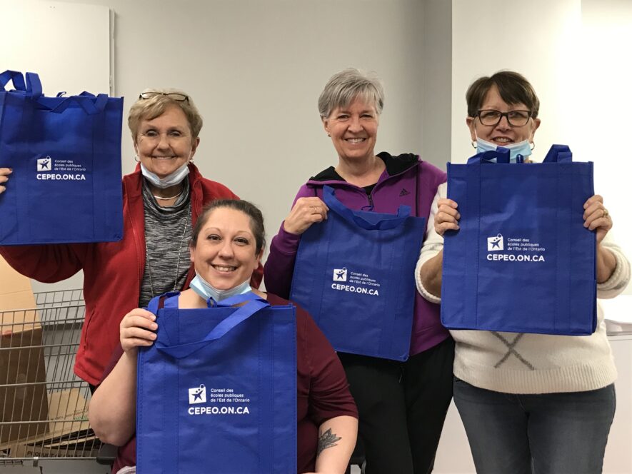 La Banque Alimentaire Centrale de Hawkesbury a reçu un don de 1500$ du Conseil des écoles publiques de l'Est de l'Ontario incluant 100 sacs afin d'aider à la distribution de nourriture et de vêtements. Sur la photo ci-jointe, on peut voir les personnes suivantes, de gauche à droite : Jeanne Charlebois, Présidente, Stéphanie Lauzon-Bierema, responsable de l'alimentation, Johanne Gratton, réception des clients, Lucie Latreille-Boudrias, responsable des vêtements. — Photo fournie