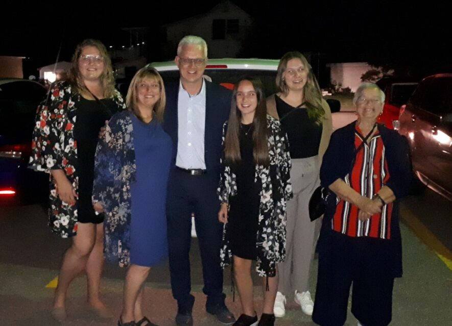 Le député Stéphane Lauzon élu pour un 3e mandat est entouré de son épouse Mélanie Sabourin et de ses filles, Liza, Jana et Jade.  Paulette Lalande, ancienne préfète de la MRC Papineau et mairesse de Plaisance accompagne la famille. — Photo courtoisie