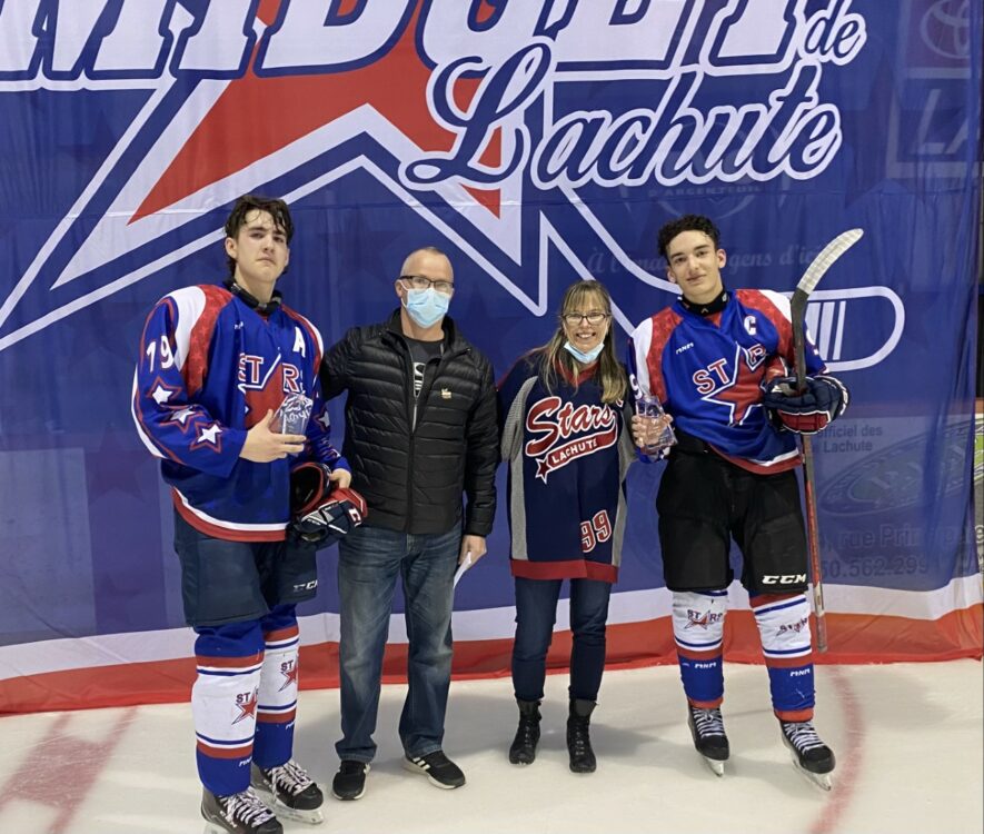 Remis à un joueur des Stars qui s’est illustré tout au cours du tournoi midget, le Trophée Jérémie Paradis a été donné non pas à un mais bien deux des joueurs des Stars Midget B-2 de Lachute. L’attaquant Marc-Antoine Landry ainsi que le défenseur Zakary Louis-Seize se sont démarqués tout au cours des cinq matchs du tournoi par leur intensité, leur esprit d’équipe et leur dépassement. Sylvain Paradis et Mélanie Ladouceur ont remis le trophée aux récipiendaires dimanche à l’aréna Kevin Lowe-Pierre Pagé. — Photo Mylène Deschamps