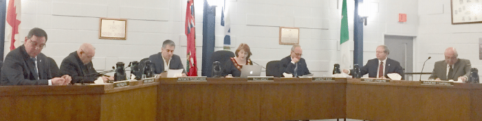Le conseil de ville de Hawkesbury (g. à d.): Yves Paquette, André Chamaillard, Antonios Tsourounakis, Paula Assaly, Lawrence Bogue, Robert Lefebvre et Raymond Campbell. — Gregg Chamberlain