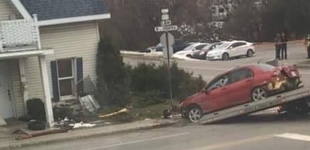 Un véhicule en infraction a terminé sa course contre un logement avant d'être remorqué — photo tirée d'Internet