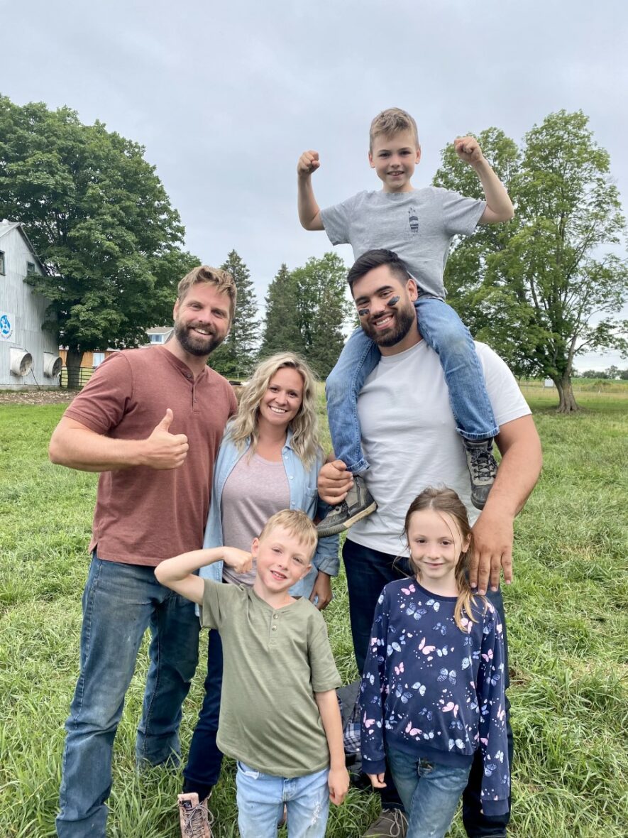 Laurent Duvernay Tardif, qui porte Jacob Daoust, est le nouveau porte-parole officiel des producteurs de lait du Québec.  Il est entouré des jumeaux Alexis et Laurie ainsi que de Guillaume Daoust et sa conjointe Geneviève Marcoux.  Les Daoust de Saint-André d’Argenteuil (secteur de la rivière rouge) sont la famille du lait dans le paysage télévisuel québécois. Ils sont nos tops tops comédiens et des agriculteurs passionnés — Photo courtoisie
