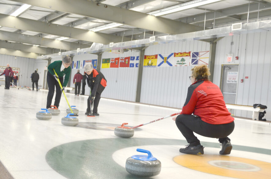 La saison du curling commence et le Vankleek Hill Curling Club a besoin de nouveaux joueurs. — Photo d'archive