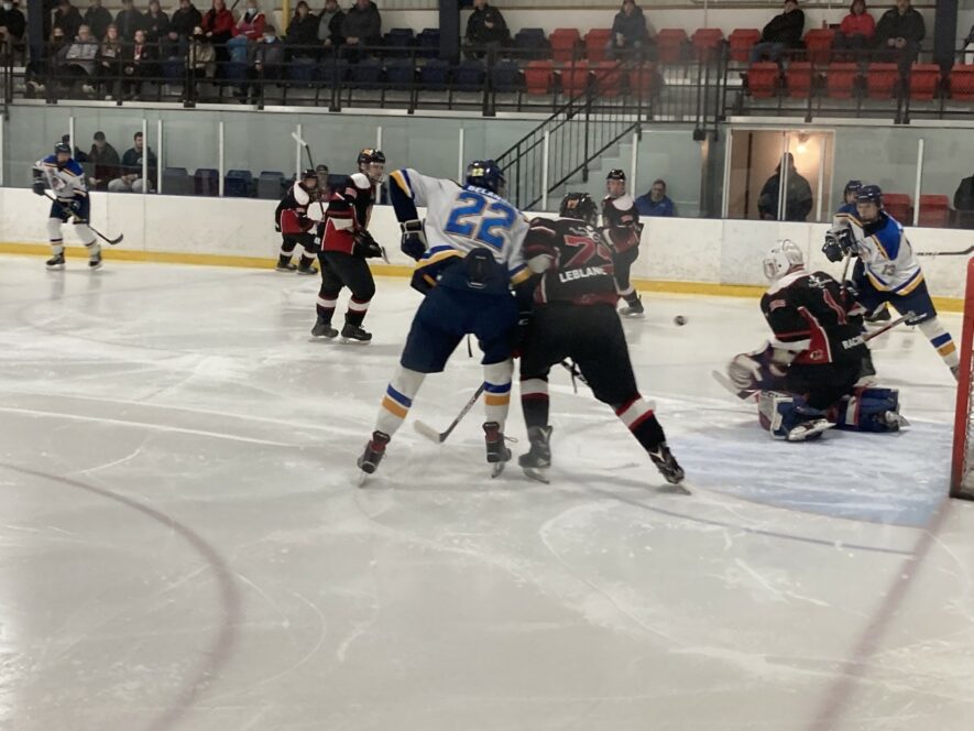 The Embrun Panthers took a 2-1 lead over the Casselman Vikings in the Martin division semi-finals of the Eastern Ontario Junior Hockey League (EOJHL). — Photo Charles Durocher