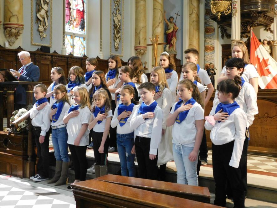 On Palm Sunday in Rockland, a group of children from École élémentaire catholique de Sainte-Trinité attended Église Sainte-Trinité to offer a special prayer for Ukraine.  — Photo Gregg Chamberlain