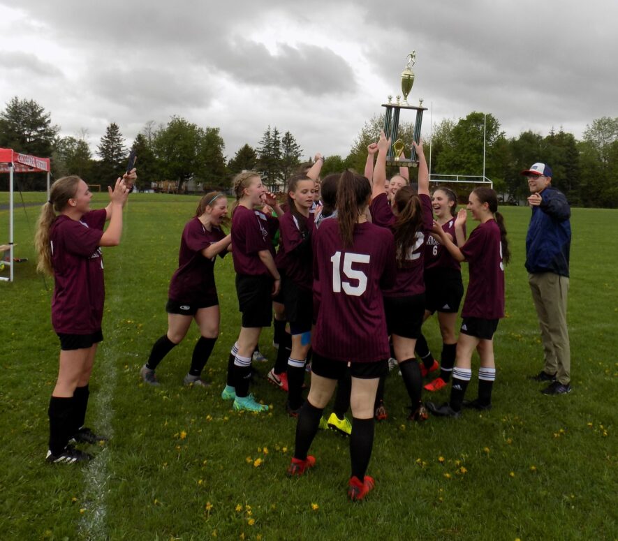 St-Thomas Aquinas High School girls soccer team bring home the league title after defeating Le Sommet 4-1 in the finals.
— Photo Antoine Messier