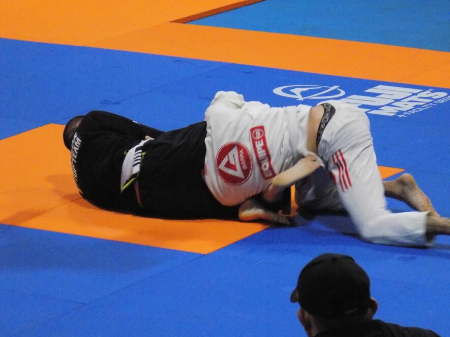 Des compétiteurs de jiu-jitsu combattent sur les matelas de sol. — Photo Antoine Messier