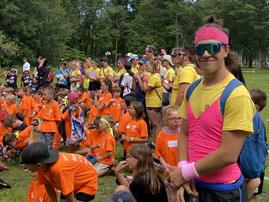 L’haltérophile lachutois Étienne Jolicoeur, alias Tarzan, et l’équipe de moniteurs du camp de jour de Lachute ont fait bouger des tonnes d’enfants lors de la 16e édition des Mini-Jeux d’Argenteuil. — Photo Mylène Deschamps