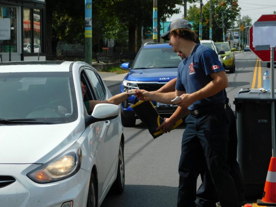 Dimanche 11 septembre, c'était la journée Fill the Boot dans le village d'Alfred. Les membres du service des pompiers volontaires ont occupé des postes de péage spéciaux sur la rue Saint-Philippe dans le cadre de la collecte de fonds annuelle Fill the Boot, pour soutenir la recherche sur la dystrophie musculaire.  — photo Gregg Chamberlain