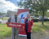 Sous les couleurs du parti libéral, le candidat d’Argenteuil, Philippe Lebel, accompagné de la candidate de Prévost, Suzanne Pommerleau, s’offusque de voir que le projet de CHSLD dans Argenteuil n’est toujours que sur papier. — Photo Mylène Deschamps
