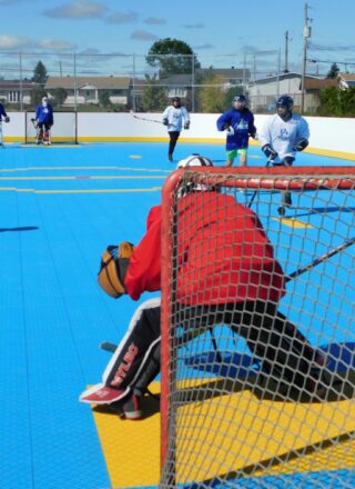 La nouvelle patinoire extérieure du parc Cadieux marque déjà des points auprès des élèves de l'École secondaire catholique régionale de Hawkesbury. L'ajout au parc de quartier a été inauguré vendredi et les représentants municipaux s'attendent à ce que la nouvelle installation soit très populaire pour le hockey-balle et le patinage à roulettes au printemps, en été et en automne, et pour le patinage et le hockey sur glace en hiver. — photo Gregg Chamberlain