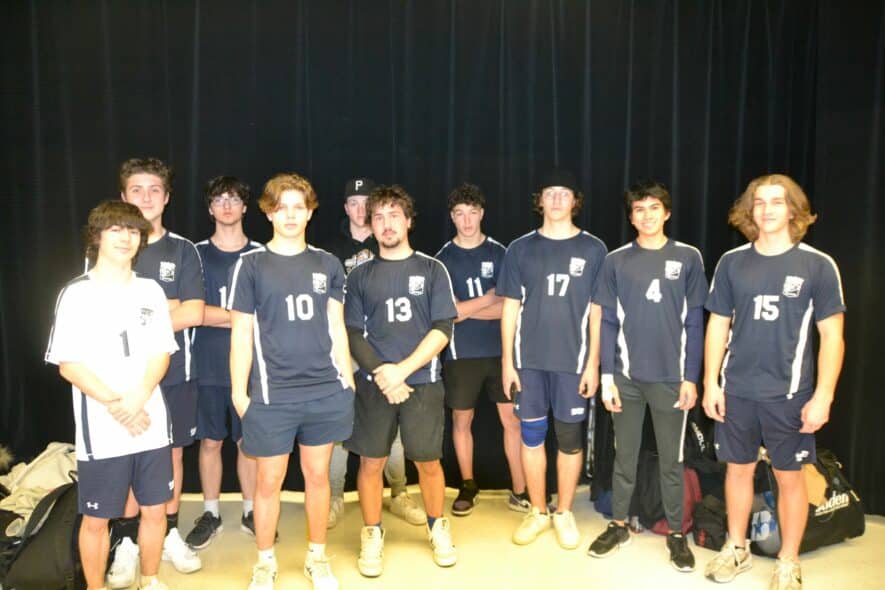 Les Jaguars de l’École secondaire publique Le Sommet s’inclinent lors du tournoi de volleyball de l’EOSSAA.  — photo Antoine Messier