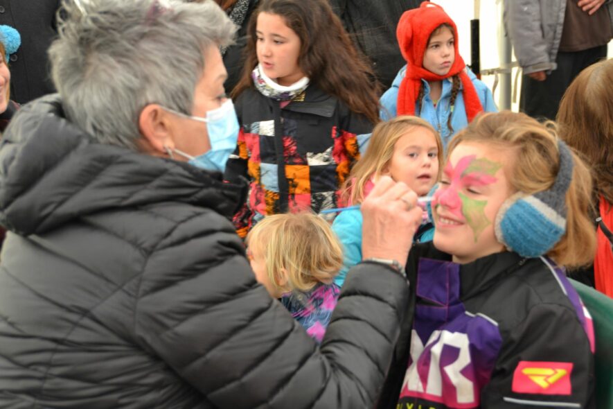 Les enfants se font maquiller le visage aux couleurs festives. — photo Antoine Messier