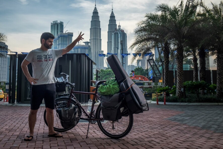 Jonathan Roy au début de son second voyage à vélo, à Kuala Lumpur, capitale de la Malaisie.  — photo fournie