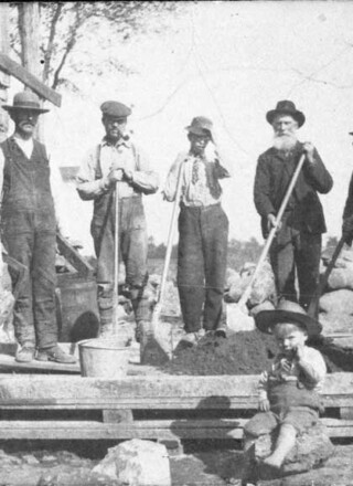 Agrandissement de la grange de la famille Landry à Clarence Creek en 1907. — photo : Sauvetage 1978 du Centre Culturel de la Sainte-Famille, don de Mme Lionel Boileau