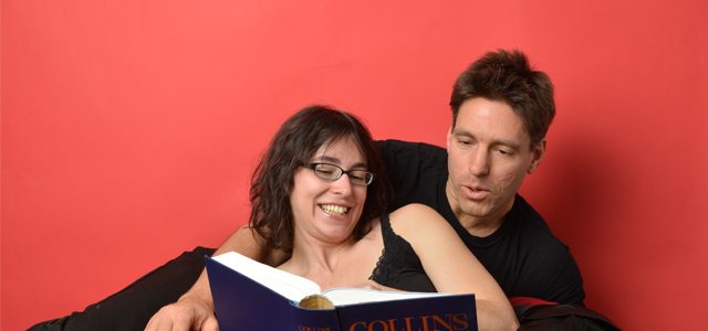 La pièce de théâtre Je parle français and I Love in English sera présentée les 21 et 22 mars à Whitehorse, et le 24 mars à Dawson.
Mise en scène par Virginie Hamel, la nouvelle production des EssentiElles met en vedette huit comédiens et comédiennes, dont Laurie Gendron et Mike Tribes.
Photo : Christian Kuntz