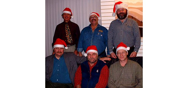 Noël 2003 à la CSFY. De gauche à droite en commençant en arrière-plan : Edmond Ruest directeur général de la CSFY, et les commissaires Fernand Laforge, Luc Laferté, et au premier rang Richard Johnson, Chris Bookless et Marc Perreault.