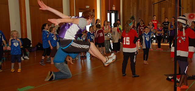 Cent soixante-quinze athlètes se sont réunis au Centre culturel des Kwanlin Dün les 3 et 4 décembre dans le cadre de la troisième édition du Championnat interscolaire des sports arctiques du Yukon. — Photo : Pierre-Luc Lafrance.