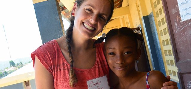 Cindy avec une jeune Haïtienne. Photo : fournie  