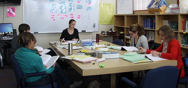 Mme Coralie Langevin enseigne à un groupe d’étudiantes de niveau avancé. Photo : Émylie Thibeault-Maloney  