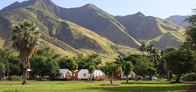 Le Camp Olowalu, entre les montagnes et la mer. Photo : Émylie Thibeault-Maloney