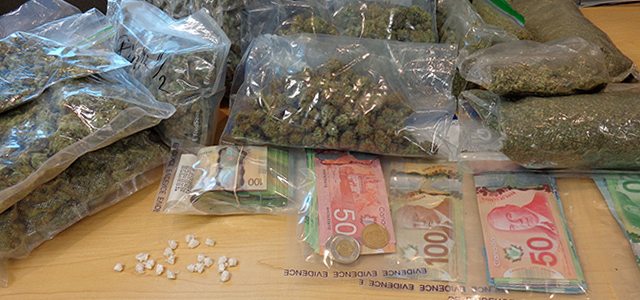 Les autorités ont saisi du crack, de la marijuana et de l’argent lors d’une série de perquisitions menées dans le quartier de Riverdale, le 31 décembre dernier. Photo: GRC