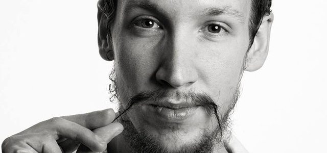 Dino s’est donné comme mission de faciliter l’accès à l’information au Yukon en utilisant la douzaine de pages Web qu’il gère quotidiennement : blogue, sites Web et réseaux sociaux. Photo: Christian Kuntz  
