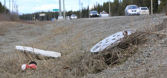 Le gouvernement du Yukon rémunère les organismes à but non-lucratif qui souhaitent nettoyer les bords des routes. Photo: Émile Brassard