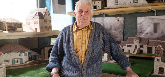 L’artiste Jean Delhom sculpte depuis plus de 35 ans des modèles réduits de maisons en pierre de taille et célèbre ainsi le patrimoine architectural du département du Lot en France. Photo : Nelly Guidici