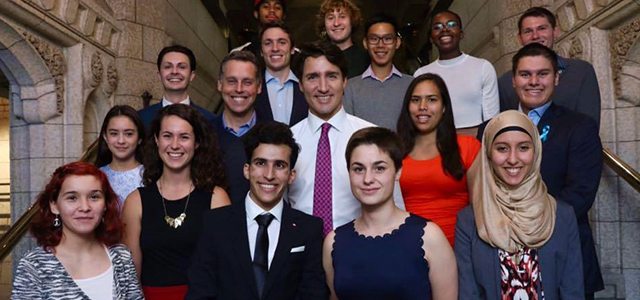 La Franco-Yukonnaise Alex Bouchard (à la droite du premier ministre) conseillera le premier ministre Trudeau au cours de la prochaine année. Photo fournie  