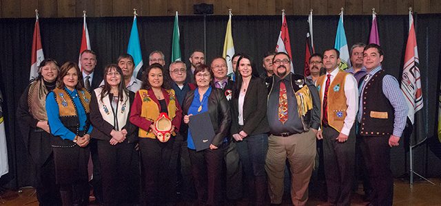 Les chefs des Premières nations du Yukon, les ministres et le premier ministre après la signature de la déclaration, le 13 janvier au Centre culturel des Kwanlin Dün. Photo fournie  