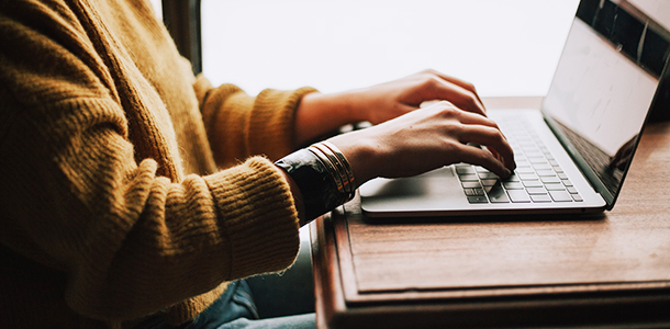 Le Portail MonDeuil.ca offre différentes ressources et outils en ligne pour les personnes endeuillées.
Photo : Christin Hume - Unsplash
  