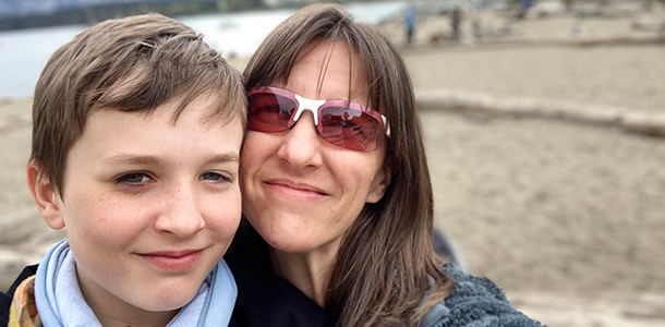 Maxim Labrie (qui pose ici avec sa maman Annie-Claude Dupuis) a été diagnostiqué souffrant de la maladie de Coats en février 2022. — Photo : Annie-Claude Dupuis