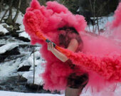 La photographe inuite Katherine Takpannie se sert de la performance pour rendre hommage aux femmes autochtones disparues et assassinées. Par le recours au mouvement et à la fumée rouge, elle dénonce les vies perdues et exprime la colère et la frustration autochtones face au déni de justice subi par ces victimes de racisme et de violence. — Photo : Katherine Takpannie