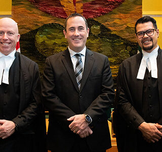Le 14 octobre 2022, à l’Assemblée législative du Yukon, Jason Pedlar a été assermenté en tant que nouvel ombudsman du Yukon, commissaire à l’information et à la protection de la vie privée et commissaire aux divulgations faites dans l’intérêt public. Cette cérémonie d’assermentation fait suite à un recrutement du 27 mai 2022 pour le nouvel ombudsman avec une motion du 11 octobre 2022 recommandant la nomination de M. Pedlar adoptée à l’unanimité par l’Assemblée. Photo : Gouvernement du Yukon