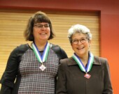 Angélique Bernard, commissaire du Yukon (à gauche), a offert un discours plein d’émotions saupoudré de touches d’humour lorsqu’elle a remis le prix de l’Ordre du Yukon à Jeanne Beaudoin (à droite). — Photo : Maryne Dumaine