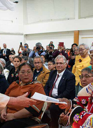 Lors d’une escale de quelques heures à Iqaluit, le pape a rencontré des survivants des pensionnats avant de renouveler ses excuses devant un public de 1 000 personnes. — Photo : Courtoisie Conférence des Évêques Catholiques du Canada