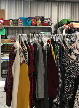 La réouverture d’une boutique à Raven Recycling était une demande du public depuis longtemps. L’équipe se dit ravie d’offrir ce service sollicité par les citoyens et citoyennes de Whitehorse. — Photo : Laurie Trottier