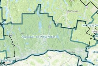 La nouvelle circonscription fédérale d'Argenteuil-La Petite-Nation (en bleu) s'étendra beaucoup plus à l'ouest que sa frontière actuelle (en noir). En contrepartie, sa portion nord-est sera rattachée à une nouvelle circonscription, incluant trois municipalités de la MRC d'Argenteuil.