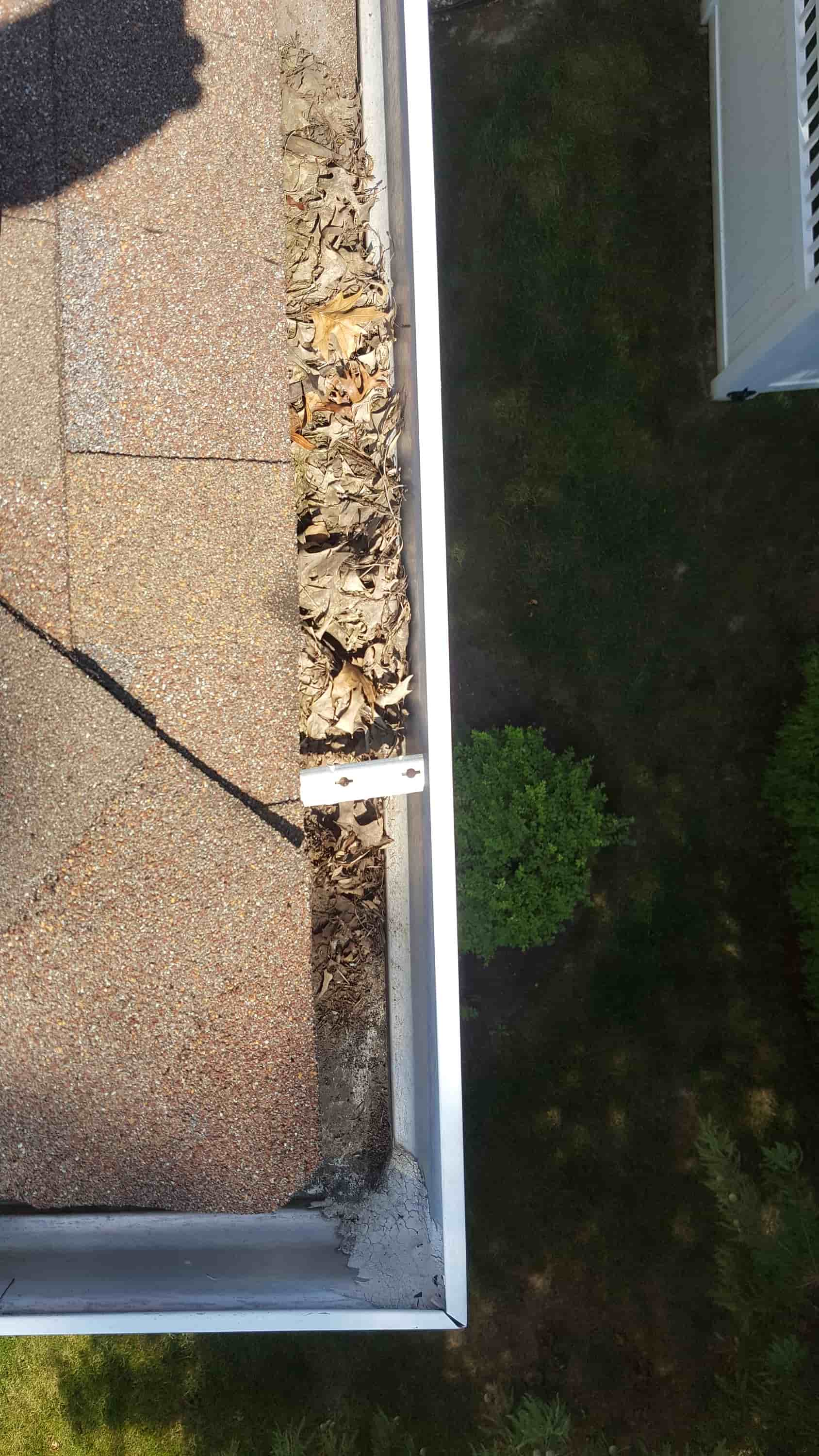 roof gutter cleaning cost