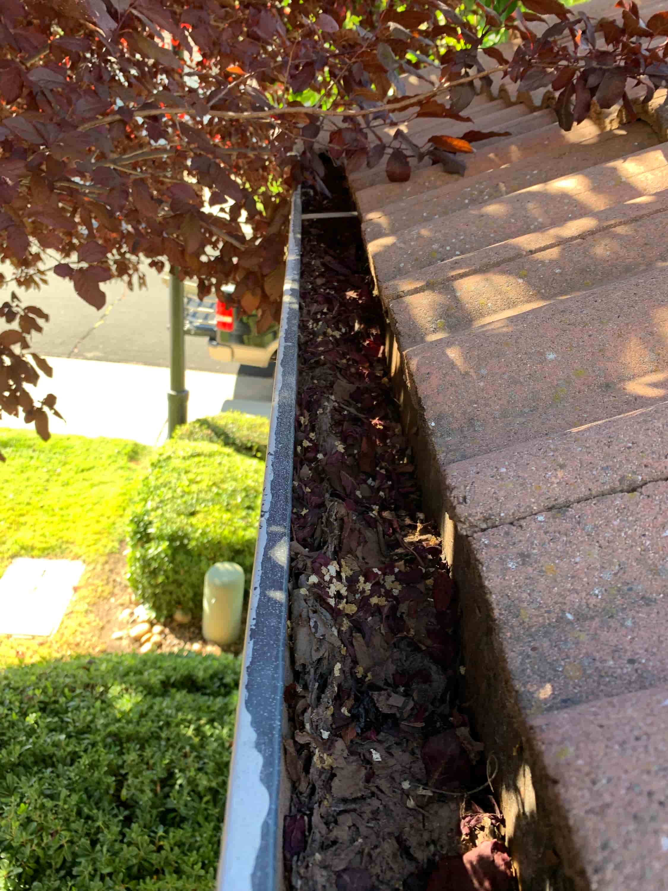 cleaning clogged gutters