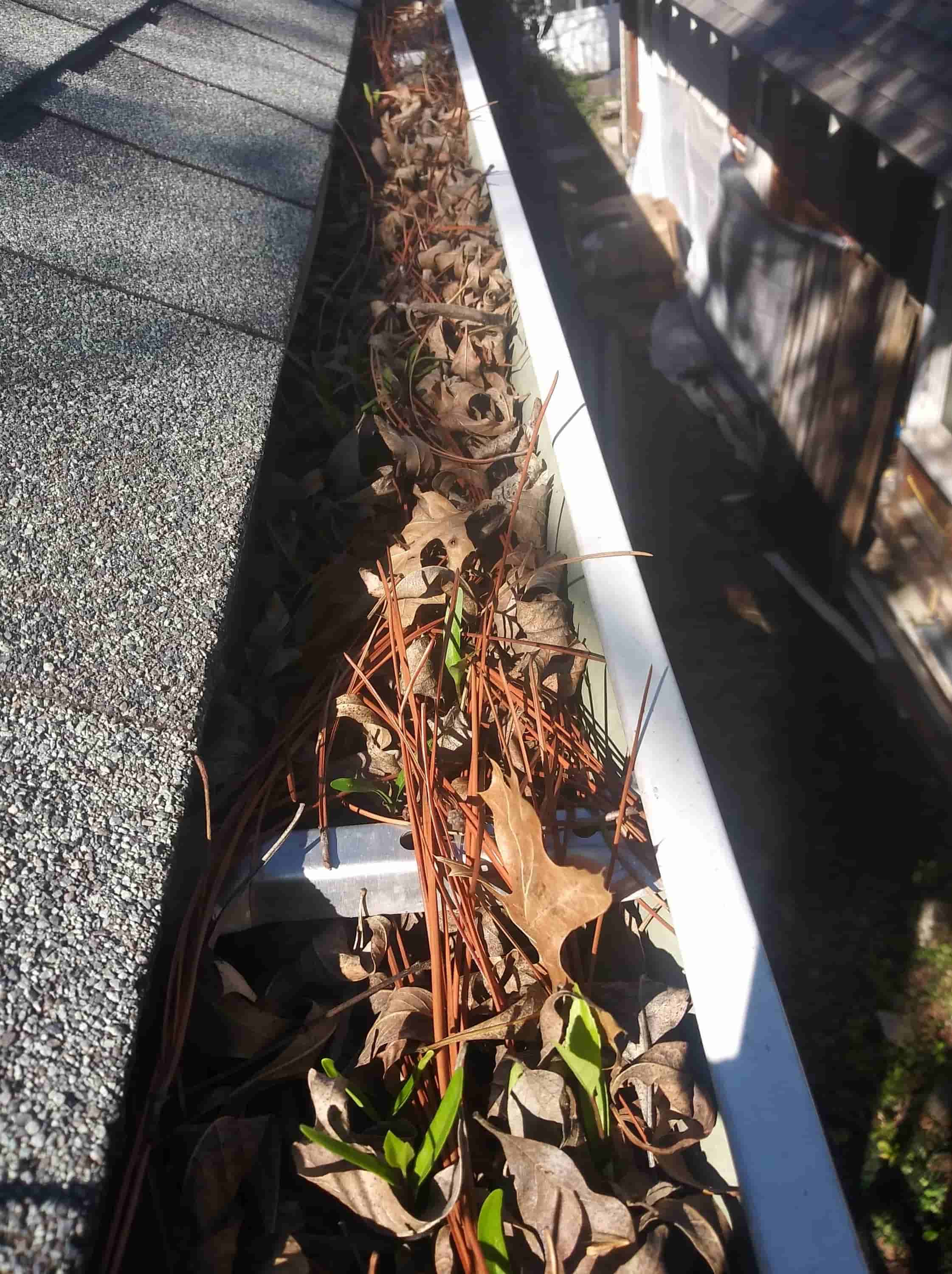 placing ladder against gutter