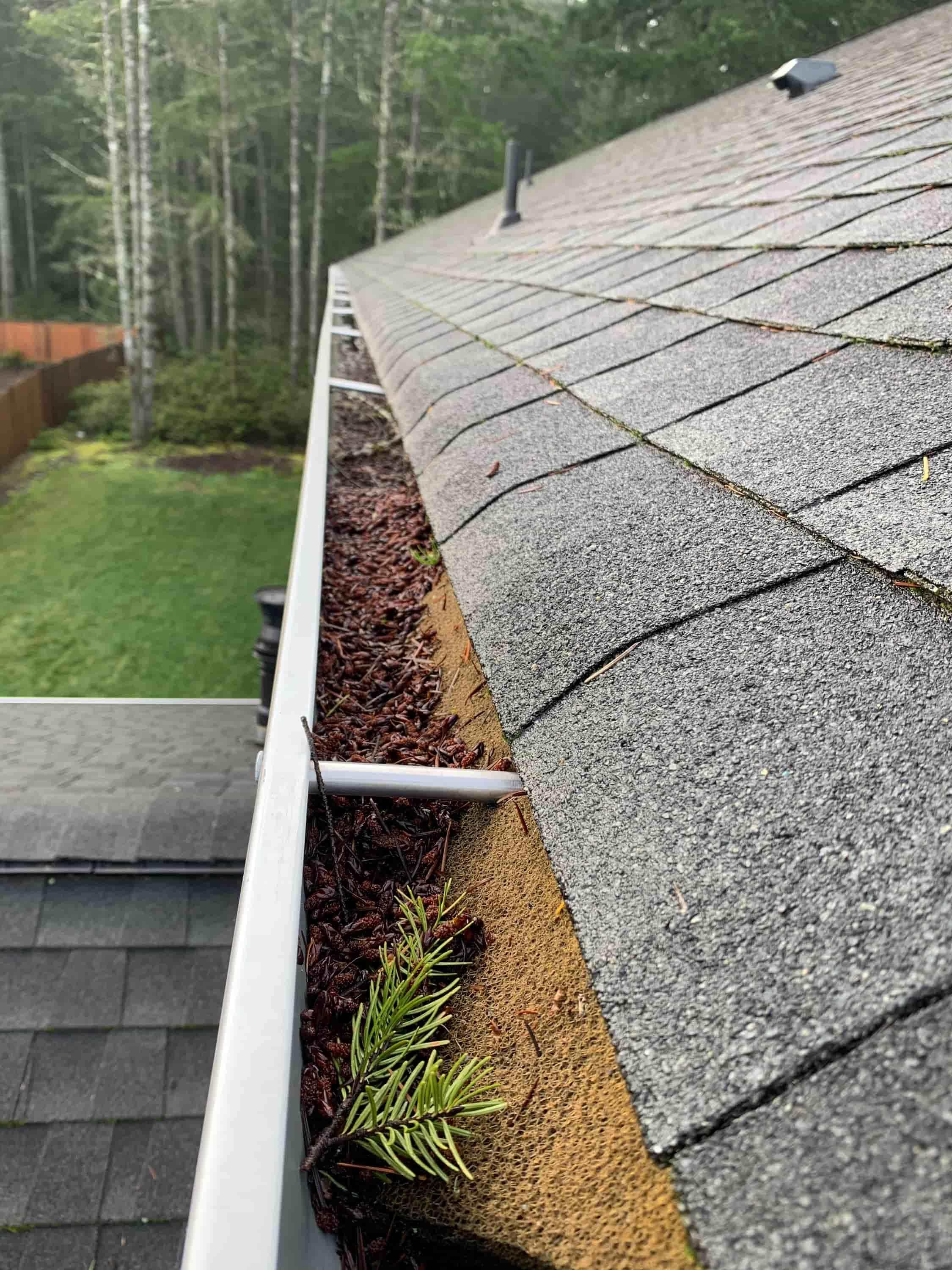 clean eavestrough from ground