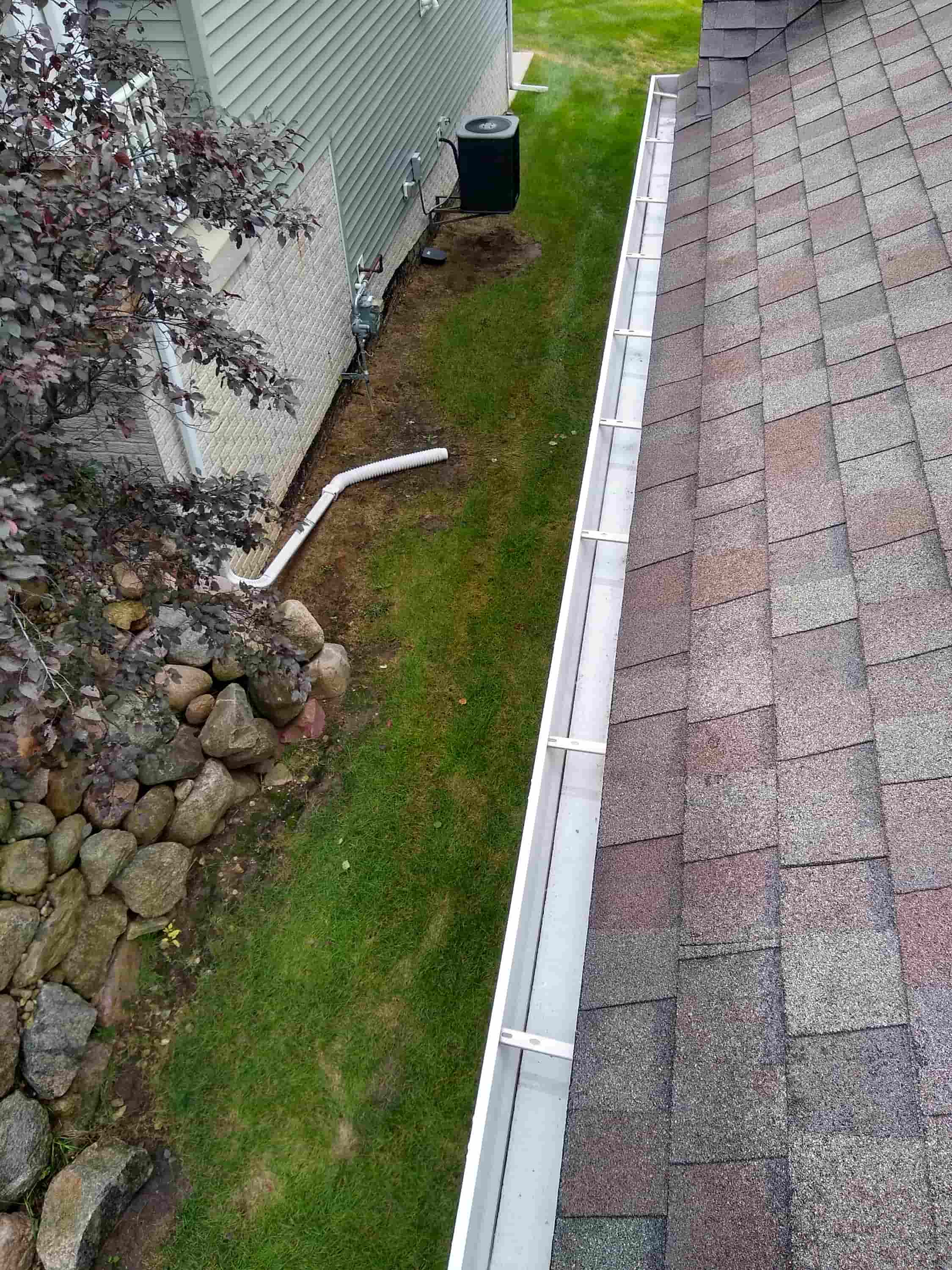 device for cleaning gutters